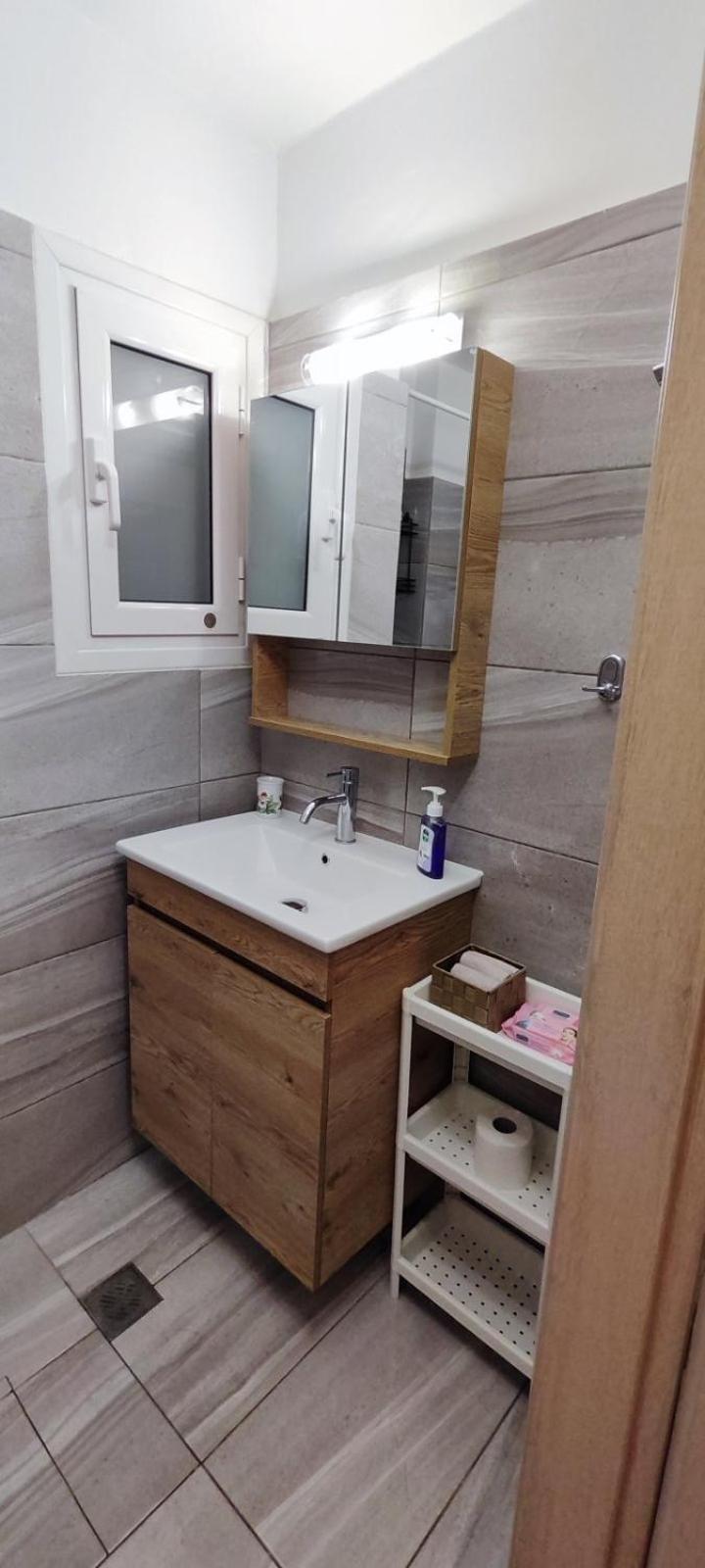 Stylish, Comfortable, Basement Loft-Like Apartment With Amenities أثينا المظهر الخارجي الصورة
